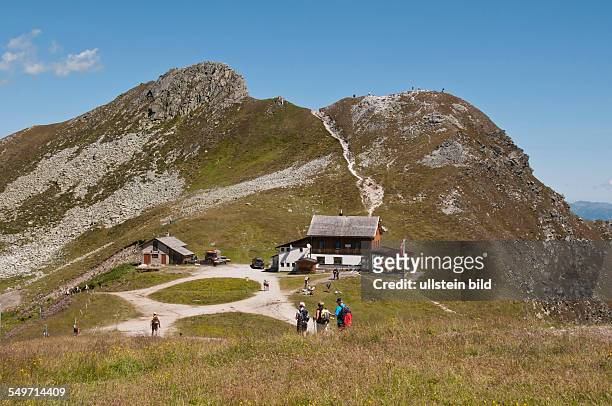 Die Berghütte Tuxer-Joch-Haus am Hauptkamm der Tuxer Alpen oberhalb von Hintertux in Tirol in Österreich. Die Hütte hat ein Gasthaus und bietet...
