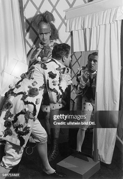 Cecil Beaton, summer party on his country house Ashcombe - Cecil Beaton is looking in a mirror, behind: Michael Duff