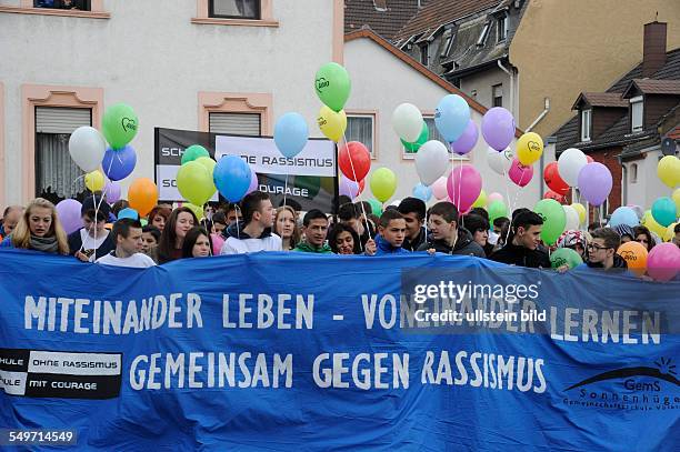 Mit einem Schweigemarsch setzen Schülerinnen und Schüler der Gemeinschaftsschule Sonnenhügel in Völklingen in Völklingen ein Zeichen gegen Rassismus.