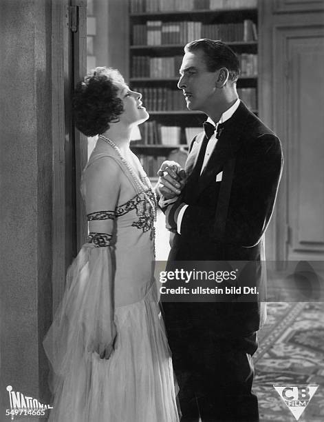 Annette Benson als Lady Day und Perey Marmont als Sir Ralph Wellalone im Film: "Ossi hat die Hosen an" , Regie: Carl Boese, 1928