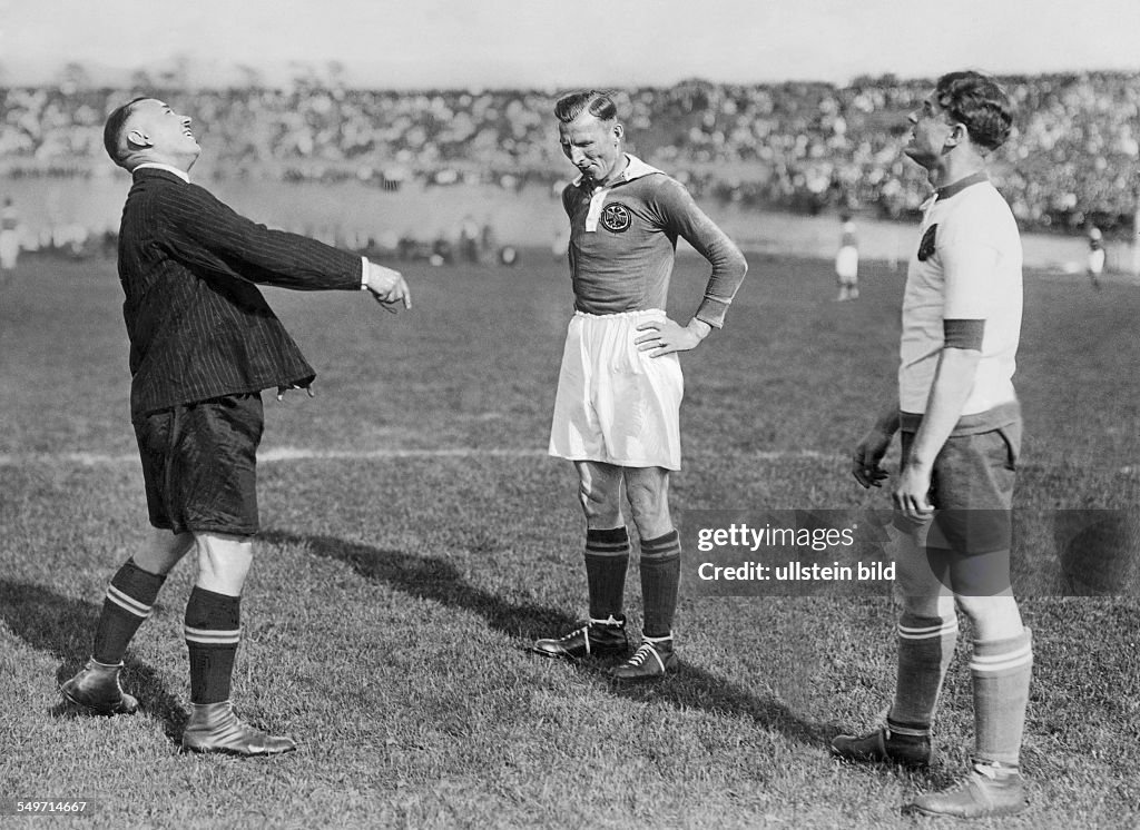 Fussball: Schiedrichter Alfred Birlem , Hermann Lux und Hanne Sobeck