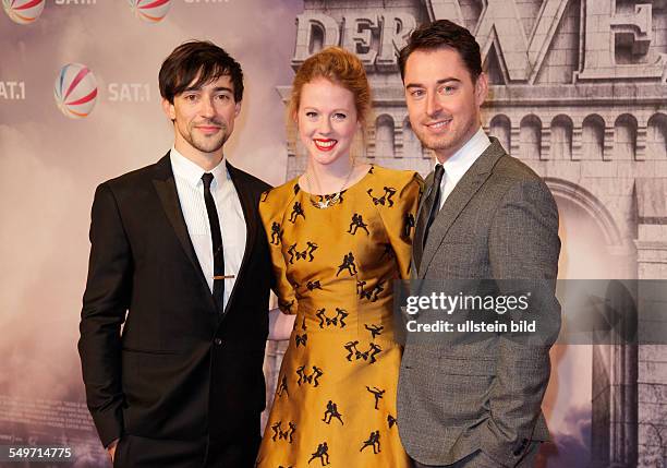 Red Carpet der SAT.1-Premiere zu "Die Tore der Welt" in Berlin: Schauspieler Blake Ritson, Zoe Boyle, Jason Langley