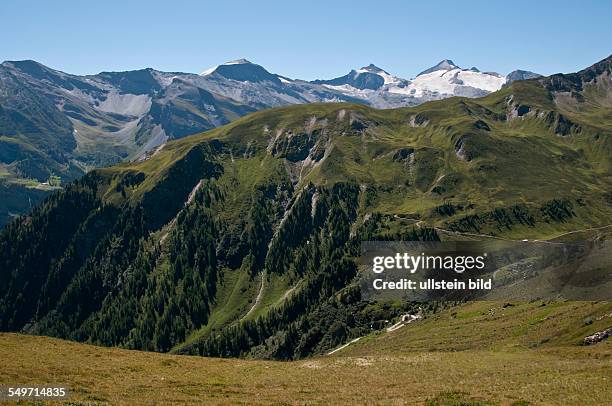 Blick von der Grübelspitze auf die Stoankaser-Hütte im Tal bei Lanersbach in den Tuxer Alpen in Tirol in Österreich. Im Hintergrund Gletscher auf dem...