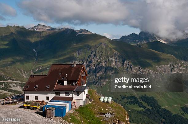 Das Tuxer-Ferner-Haus in 2660 Meter Höhe auf dem Hauptkamm der Tuxer Alpen bei Hintertux in Tirol . Die Berghütte hat eine Gaststätte und bietet...
