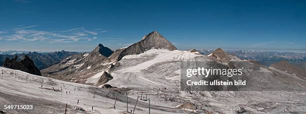 Auch im Sommer ist Skilaufen auf dem Gletscher unter dem Olperer in der Bildmitte auf dem Hauptkamm der Tuxer Alpen möglich. Von der Bergstation der...