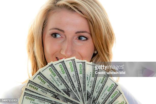 Frau mit Dollar Geldscheinen aufgefächert