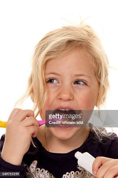 Kind beim Zähne putzen. Zahnhygiene und Reinigung.