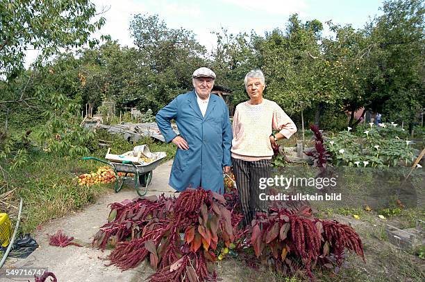 Ursula und Werner Domein, in ihrem Garten, das Dorf wird abgebaggert, sie wollen bleiben und klagen gegen die LAUBAG, Horno soll dem...