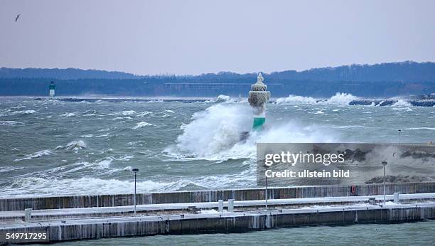 Meterhohe Wellen brechen sich bei Windstaerke 8 am Leuchtturm in Sassnitz auf der Insel Ruegen. Die Wellen und Gischt donnern ueber das 15 Meter hohe...