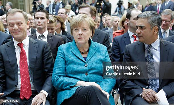 Berlin, Buchvorstellung "Angela Merkel - Die Kanzlerin und ihre Welt" von Stefan Kornelius, Ministerpräsident Donald Tusk, Polen, Bundeskanzlerin...