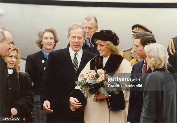 Prinz Charles und Diana in Hamburg. Bei ihrer Ankunft am Hamburger Flughafen wurden die Princess of Wales und Charles vom Bürgermeister Klaus von...