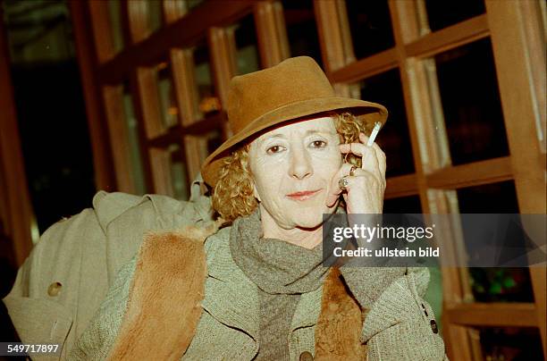 Rosemarie Fendel in einer Hotel-Lobby in Hamburg