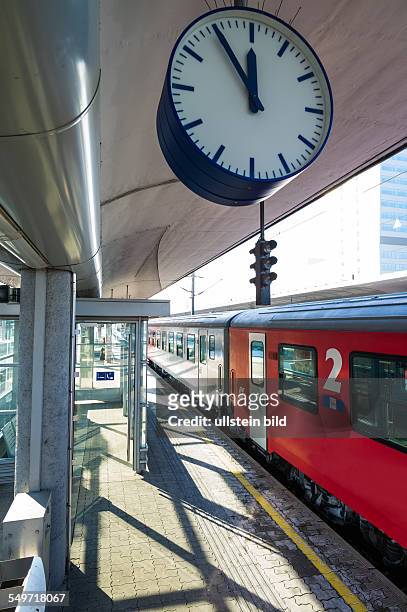 Zug der ÖBB im Bahnhof, Symbolfoto für Berufsverkehr, Nahverkehr und Pünktlichkeit