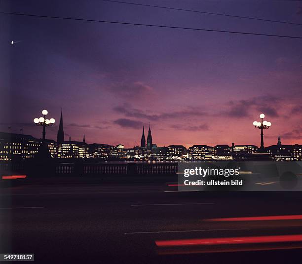 Die Lombardsbrücke in der Abenddämmerung, im Hintergrund der Jungfernstieg und der Neue Jungfernstieg