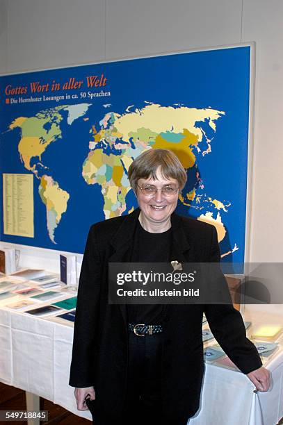 Pfarrerin Karin Beckmann, vor einer Weltkarte und internationalen Ausgaben der "Losungen" für den Tag, Museum der Freikirche der Bruedergemeine in...