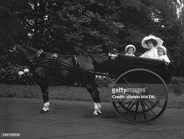 The baroness Vaughan , morganatic spouse of Leopold II, king of Belgians, with her childs in a horse carriage - 1910 photographer: Alexandre,...