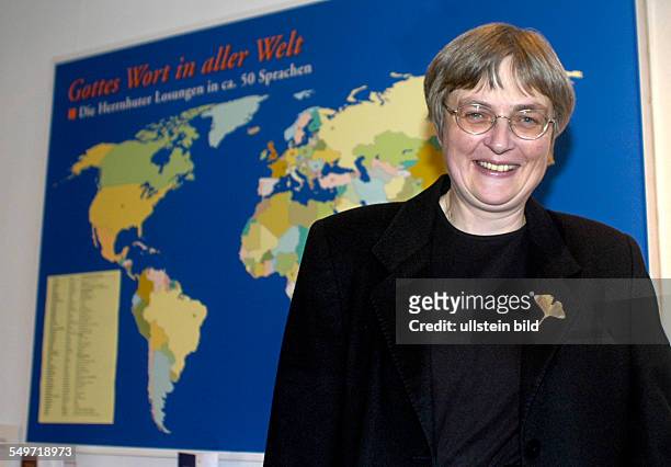 Pfarrerin Karin Beckmann, vor einer Weltkarte und internationalen Ausgaben der "Losungen" für den Tag, Museum der Freikirche der Bruedergemeine in...