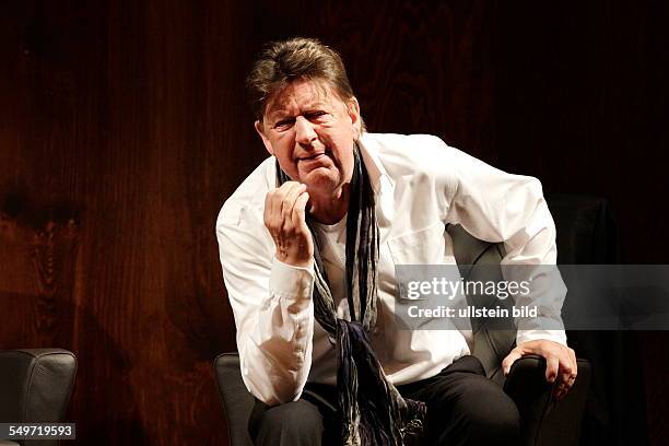 Joerg Gudzuhn als Franz Praechtel, Schauspieler, bei einer Probe zum Theaterstueck EIN BISSCHEN RUHE VOR DEM STURM im Berliner Renaissance Theater,...