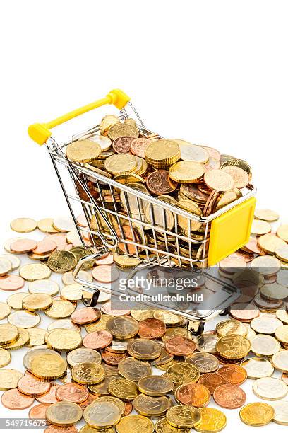Ein Einkaufswagen ist mit Euromünzen gut gefüllt, Symbolfoto für Kaufkraft und Konsum