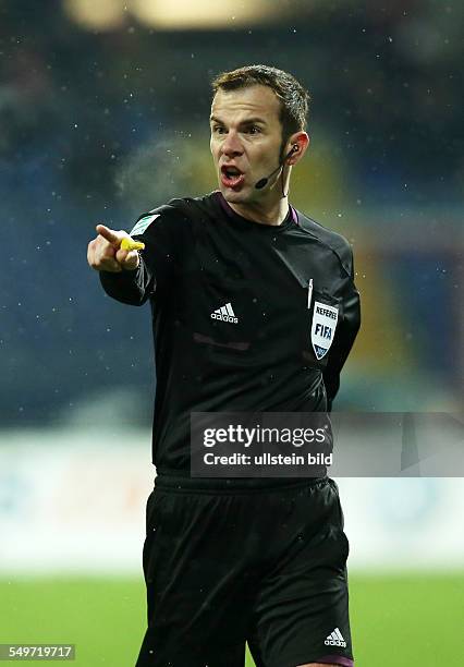 Spieltag, Saison 2012/2013 - Schiedsrichter Marco Fritz, Einzelbild, Aktion, Gestik, zeigend , Eintracht Braunschweig - FC Kaiserslautern FCK, Sport,...