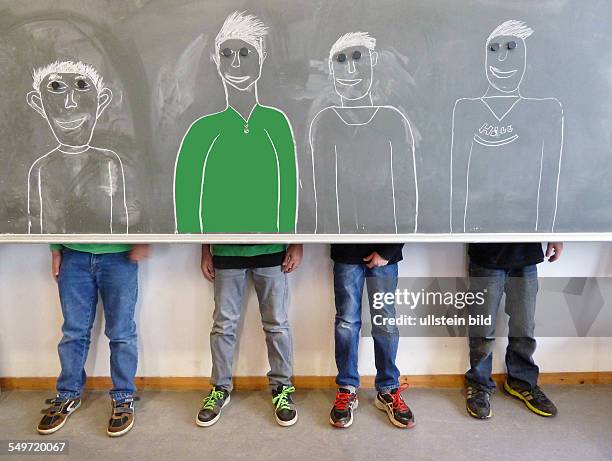 Schueler an einer Tafel im Klassenzimmer