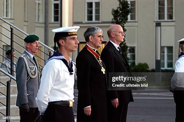 Serenade zur Verabschiedung von Militärbischof Dr. Hartmut Loewe auf dem Paradeplatz im Bendlerblock in Berlin, rechts Dr. Peter Struck,...