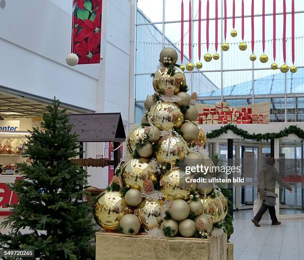 Weihnachtszeit: Weihnachtsdekoration im Mueggelpark Center in Gosen.