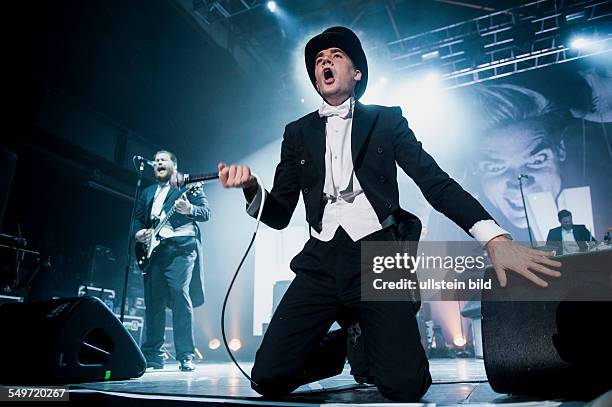 The Hives , The Hives bestehen aus Howlin Pelle Almqvist , Nicholaus Arsons , Dr. Matt Destruction , Vigilante Carlström und Chris Dangerous ,...