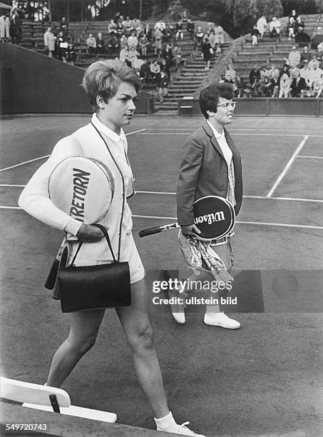 Helga Niessen und Billie Jean King beim Federation Cup in Berlin beim Blau-Weiss Tennis Club
