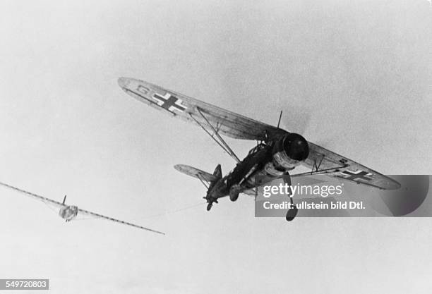 World war, germnan air force : a Heschel HS-126 with a military cargo glider DFS 230 in tow.