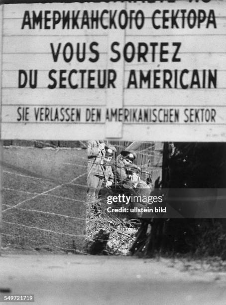 Berlin, Mauer, Grenzbilder; Grenzsoldaten zielen auf den Fotografen an der Wildenbruchstrasse; davor ein Schild: Sie verlassen den amerikanischen...