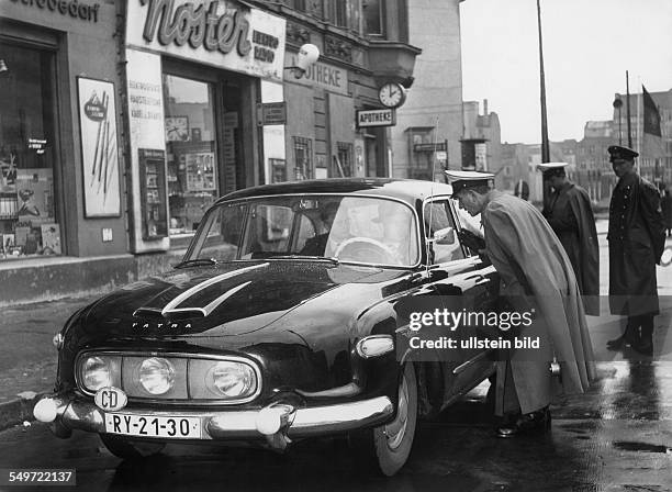 Border crossing point Friedrichstrasse in Berlin-Kreuzberg: West Berlin police checking a Tatra 603 car with diplomatic number plate that comes from...