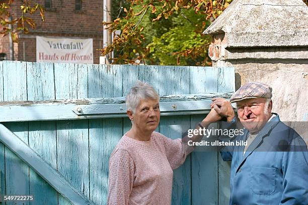 Ursula und Werner Domein, in ihrem Garten, das Dorf wird abgebaggert, sie wollen bleiben und klagen gegen die LAUBAG, Horno soll dem...