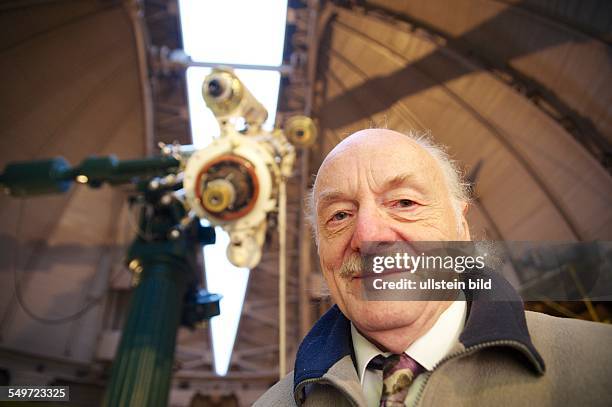 Wilhelm-Foerster-Sternwarte mit Planetarium am Insulaner in Berlin, Vorsitzender Dr. Karl-Friedrich Hoffmann am grossen Fernrohr