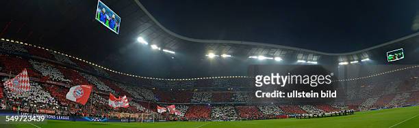 Halbfinal-Hinspiel, Saison 2012/2013 - Blick auf die Suedtriebuene mit Fahnen und Rot Weissen Schildern waehrend dem UEFA Champions League 1/2 Finale...