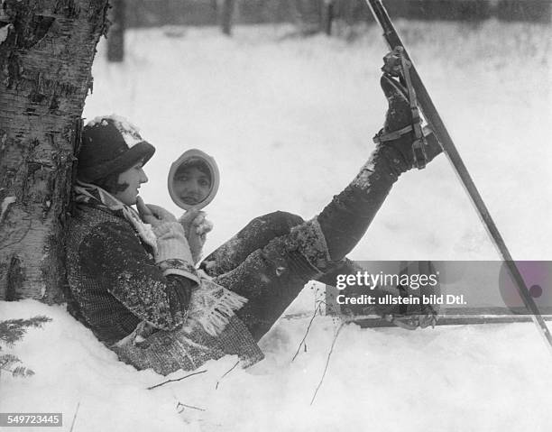 Originaltext: Skirast der modernen Frau Fotograf: Paul D.Miller veröffentlicht in Querschnitt 1 /1927, "Die grüne Post" 38/1927