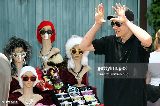 Schnackenburg, Junger Mann probiert Sonnenbrille an beim Stadtfest, ( Tradition | GERMANY, Schnackenburg Foto
