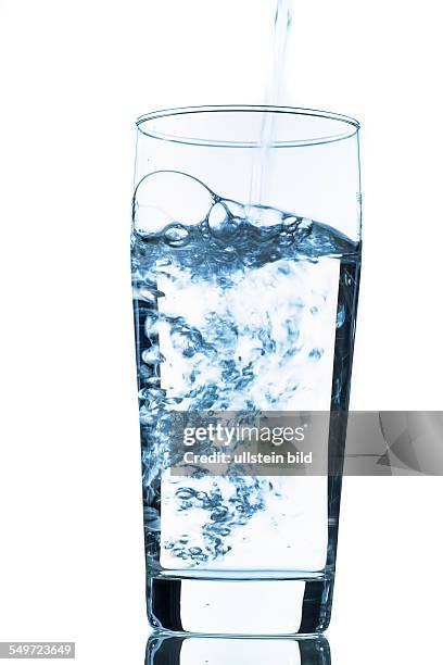 Wasser wird in ein Glas gegossen, Symbolfoto für Trinkwasser, Frische, Bedarf und Verbrauch