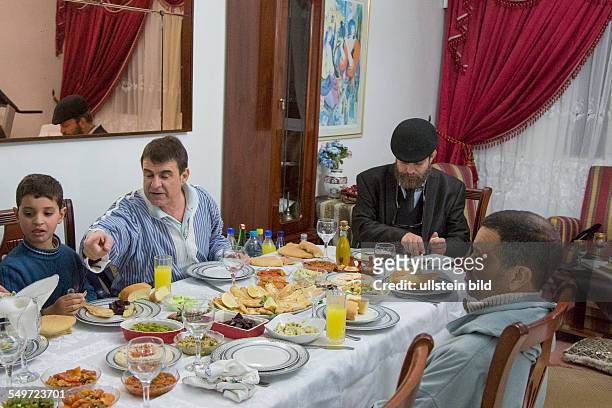 Jüdischer Shabat-Abend in einer Wohnung in Fes, Marokko
