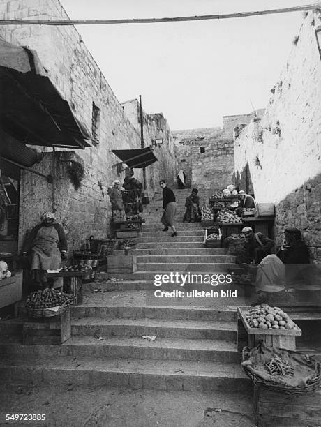 Jerusalem, Händler auf den Treppenstufen einer Strasse verkaufen Obst und Gemüse