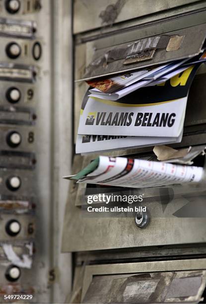 Wahlwerbung von Vlaams Belang in einem Antwerpener Briefkasten