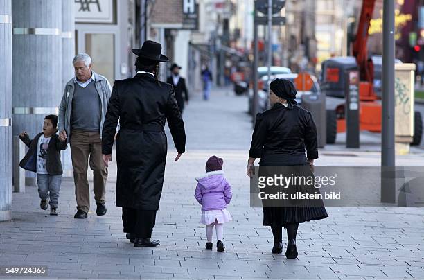 Orthodoxe Juden in Antwerpen, hier: Eltern mit Kind Antwerpen