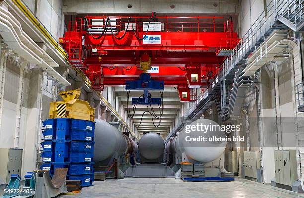 Blick in die Halle 7 des Zwischenlagers Nord in Lubmin . In der Halle stehen Dampferzeuger und Reaktorgefaesse der demontierten Kernkraftwerke Lubmin...