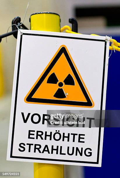 Warnschild " Vorsicht Erhoehte Strahlung " in der Halle 3 des Zwischenlagers Nord in Lubmin . In der Halle stehen Behaelter mit Resten der...