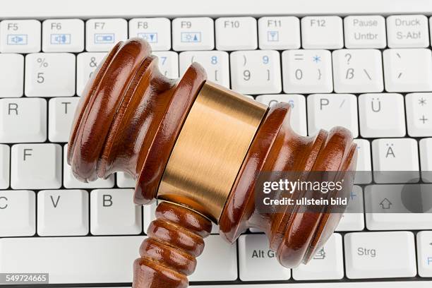 Richterhammer auf Computertastatur, Symbolfoto für E-Commerce und Verbraucherschutz