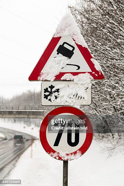 Verkehrszeichen und Neuschnee, Symbolfoto für Winterwetter, Unfallrisiko und Tempolimit