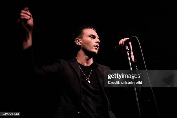 Hurts - Sänger Theo Hutchcraft , Auftritt, Essigfabrik Köln