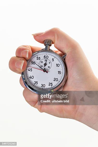 Eine Hand mit einer Stoppuhr zur Zeitmessung. Isolierter weißem Hintergrund