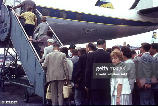 Frankfurt, ca. 1958, Flughafen, Fluggäste steigen über die Gangway in ein Flugzeug der Lufthansa