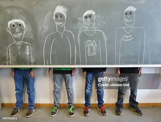 Schueler an einer Tafel im Klassenzimmer